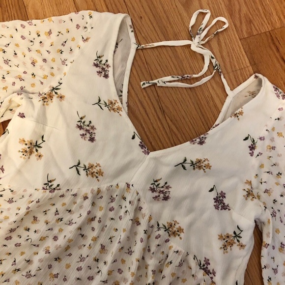 Hollister White Floral Blouse (Size XS) - Picture 4 of 4